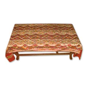 Khăn trải bàn màu đỏ tía