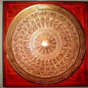 Mặt trống đồng đỏ trong hộp