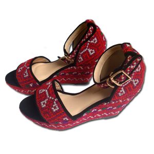 Sandal màu đỏ tím